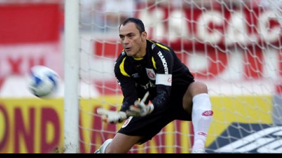 Imagem Vídeo: Ex-goleiro campeão mundial se envolve em briga de trânsito 