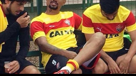 Imagem Treinando em Chapecó, meia titular sente coxa e desfalca o Vitória neste sábado