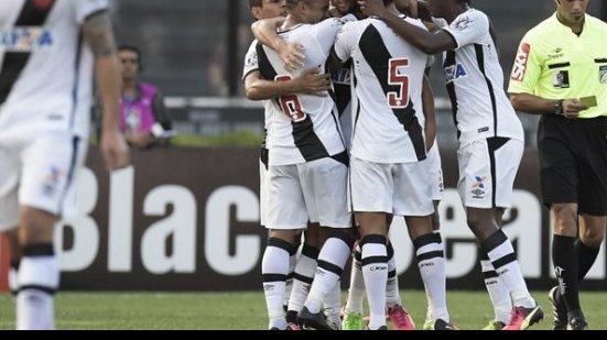 Imagem Com gol contra, Vasco vence o Londrina e encosta no líder