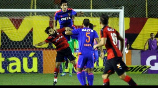 Imagem Vitória tenta surprender Sport para continuar fora do Z-4 no Brasileirão