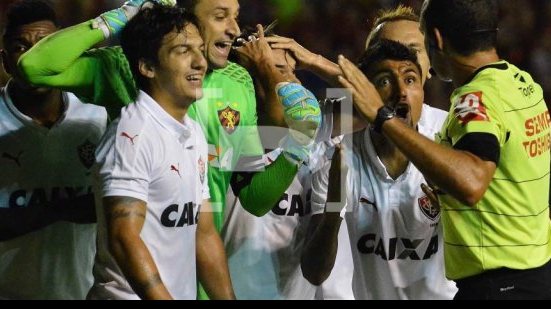Imagem Vitória desperdiça dois pênaltis, perde para o Sport e entra no Z-4