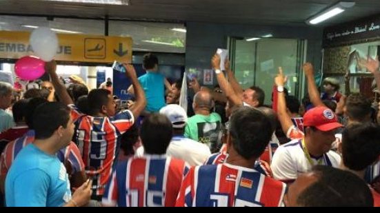 Imagem Torcida Organizada do Bahia promete apoio em aeroporto antes de encarar o Oeste