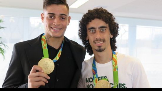 Imagem Goleiro do Bahia recebe medalha olímpica na CBF