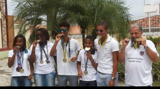 Imagem Medalhistas em Campeonato de Karatê desfilam pelas ruas de S.F do Conde