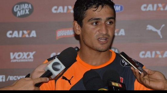 Imagem Provável parceiro de zaga contra o Cruzeiro, Victor Ramos ganha elogios de Ramon