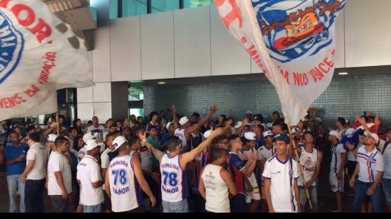 Imagem Organizada do Bahia vai ao aeroporto para apoiar time que encara o Oeste