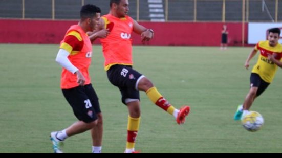Imagem Sem Marinho, Argel comanda coletivo e testa Euller no ataque