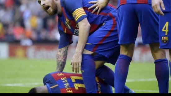 Imagem Vídeo: Neymar é atingido por garrafa vinda de torcida rival após gol do Barça