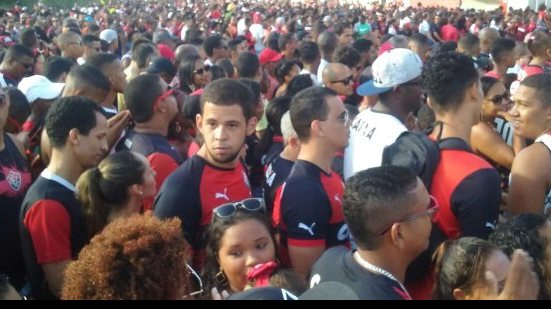 Imagem  Confusão na entrada dos torcedores do Vitória no Barradão