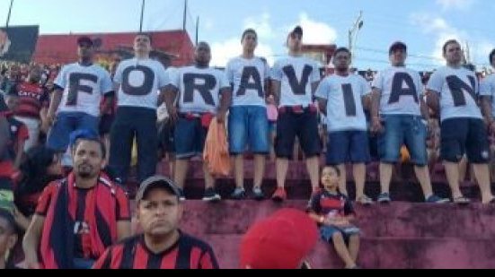 Imagem  Torcedor do Vitória faz protesto e pede a saída de Raimundo Viana