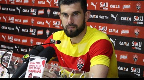 Imagem Fernando Miguel evita reclamar de postura da torcida e defende Kieza de críticas