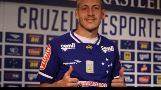 Imagem Alvo do Bahia, volante é pego no doping