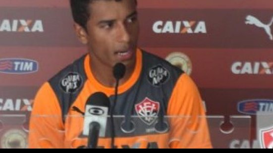 Imagem Lateral comemora volta de Marinho e nega dependência do atacante