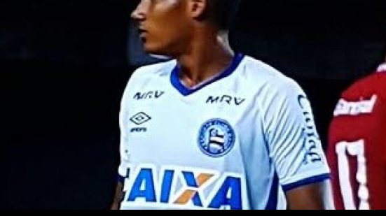 Imagem Mancada: Bahia entra em campo com uniforme mesclado no Sub-20