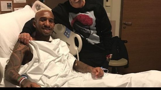 Imagem Talisca quebra o pé e recebe apoio dos companheiros de Besiktas