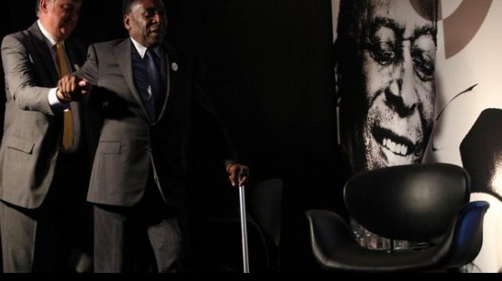 Imagem  Pelé está com dificuldade para andar, informa colunista