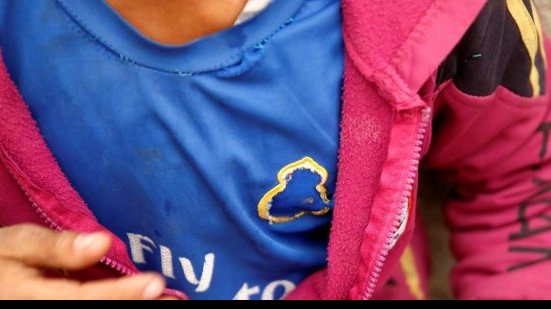 Imagem Garoto tem escudo do Real Madrid arrancado da camisa por integrantes do Estado Islâmico 