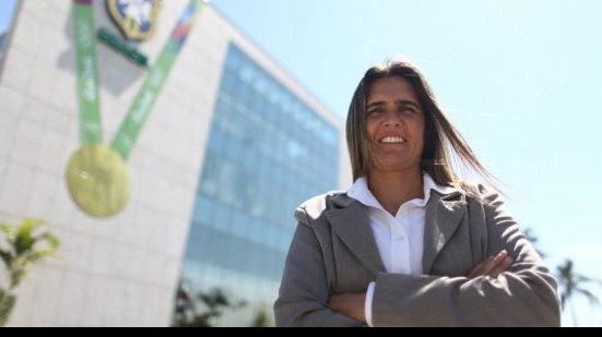 Imagem Ex-técnico da dupla BaVi deixa comando da seleção brasileira feminina; Ex-jogadora assume