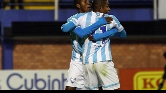 Imagem  Avaí vence o Paraná e empurra o Bahia para 4º