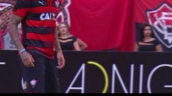 Imagem Victor Ramos parte para cima de Marinho no intervalo do jogo