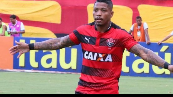 Imagem Ele é o cara! Em atuação magistral de Marinho, Vitória vence o Atlético-PR e sai do Z4