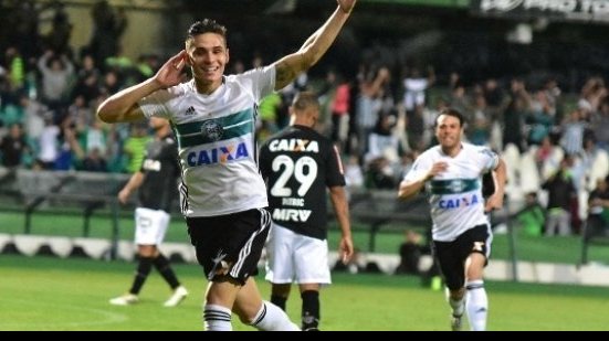 Imagem Coritiba vence o Atlético-MG e empurra Vitória para 16º lugar
