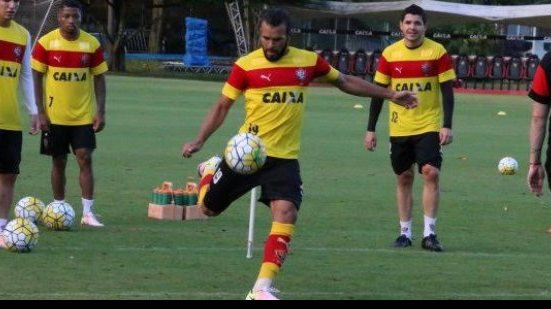 Imagem  José Welison comemora triunfo do Vitória sobre o Atlético-PR e destaca comprometimento do elenco 