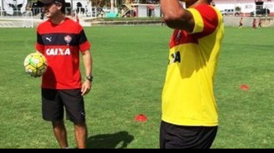 Imagem Trouxe pra quê? Sem espaço no Vitória, zagueiro pede para deixar Barradão após três meses