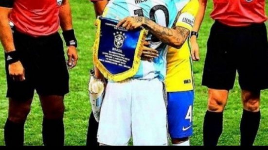 Imagem Após clássico, Daniel Alves homenageia Messi: "o melhor de todos"