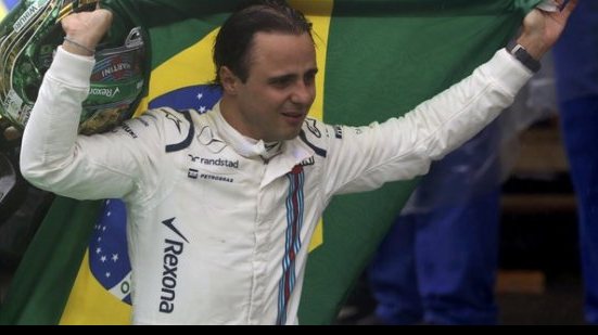 Imagem Em despedida, Felipe Massa é ovacionado por equipes e torcida e se emociona