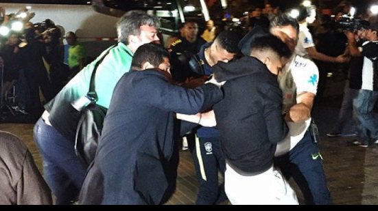 Imagem Torcedor fura esquema de segurança e agarra Neymar em Lima