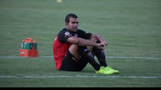 Imagem  Volante do Vitória mostra preocupação com o Santos