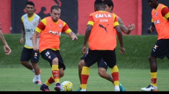 Imagem   Sem definir time, Vitória treina de olho no Santos