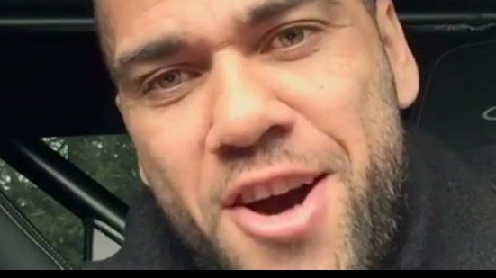 Imagem Daniel Alves solta a voz em vídeo com hit de Maluma