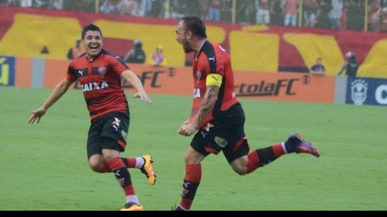 Imagem Vitória goleia, rebaixa Figueirense e segue vivo na briga contra a degola