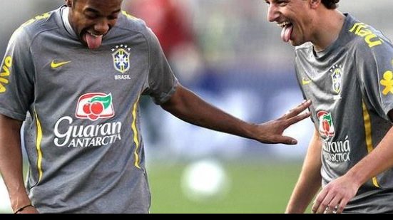 Imagem Ex-jogador da seleção brasileira anuncia aposentadoria