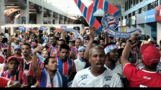 Imagem Após acesso, torcida do Bahia recebe jogadores no aeroporto em clima de festa