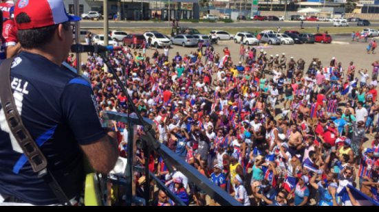 Imagem Ricardo Chaves comanda festa tricolor com trio elétrico na Boca do Rio