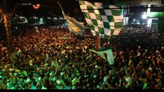 Imagem Torcedor do Palmeiras morre ao sofrer queda durante comemoração do título