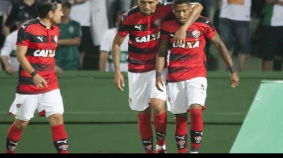 Imagem De novo ele! Marinho decide, Vitória vence o Coritiba e encaminha permanência na Série A