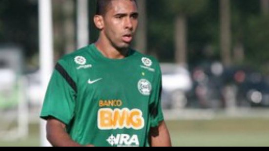 Imagem Zagueiro ex-Bahia não viajou com delegação da Chape