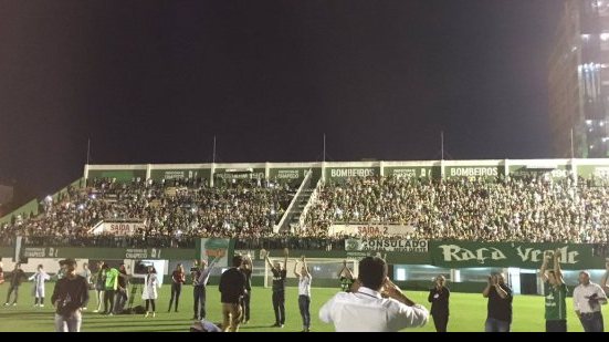 Imagem  Torcedores vão até a Arena Condá e homenageam jogadores da Chapecoense