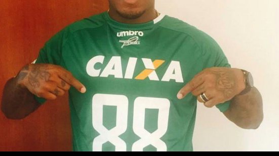 Imagem Volante do Vitória presta homenagem a meia da Chapecoense