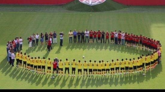 Imagem Atletas, comissão técnica e diretoria do Vitória prestam homenagem a Chapecoense