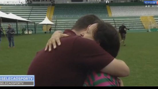 Imagem Mãe de goleiro da Chapecoense causa comoção em entrevista