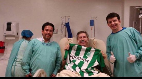 Imagem Jornalista sobrevivente posta foto com camisa do Atlético Nacional