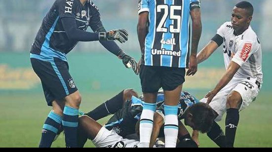 Imagem Vídeo: zagueiro do Atlético-MG aplica golpe de jiu-jitsu em atleta do Grêmio