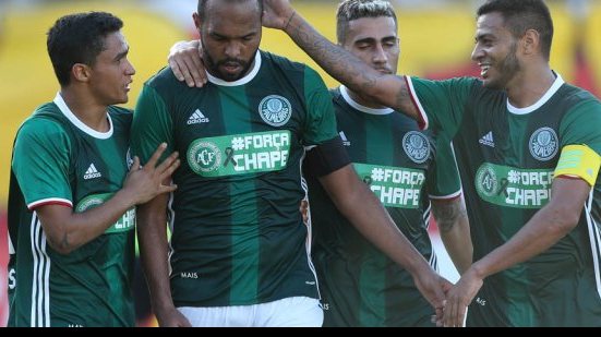 Imagem Após marcar contra o Vitória, Alecsandro renova contrato com o Palmeiras