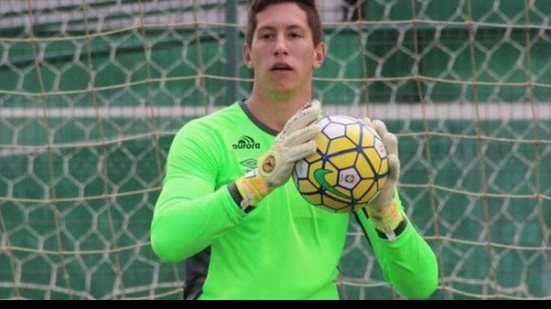 Imagem Goleiro da Chapecoense é operado em São Paulo e passa bem