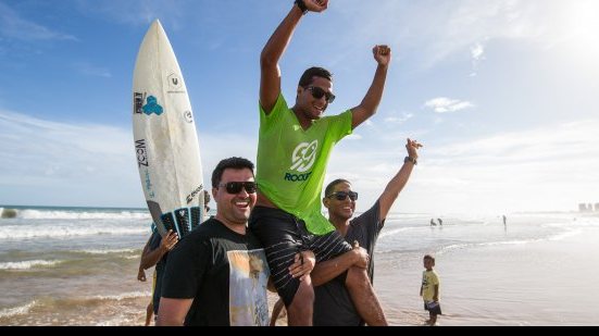 Imagem Marco Fernandez vence última etapa e sagra-se campeão baiano invicto de surfe